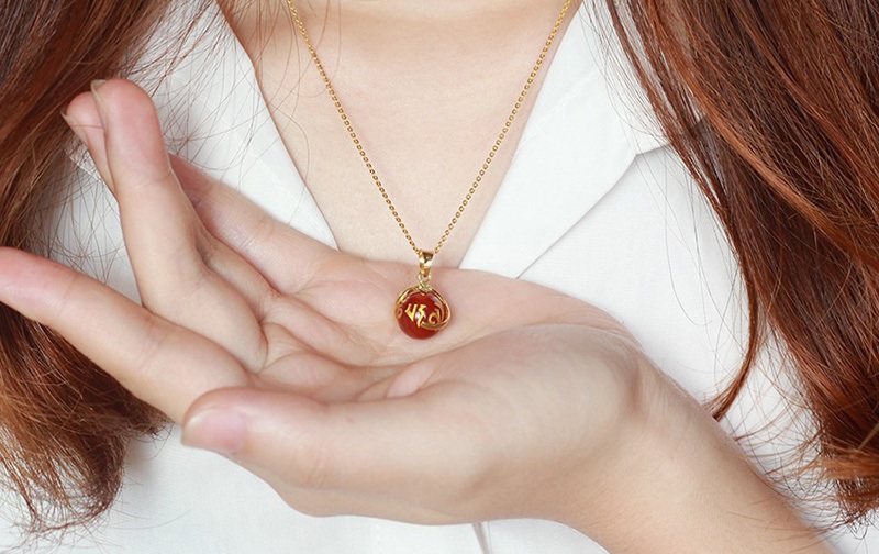  N&ecirc;n chọn d&acirc;y chuyền c&oacute; mặt đ&aacute; lớn hoặc hoa c&agrave;i trong dịp lịch sự